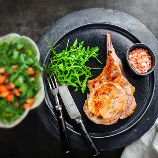 Tomahawk de porc cu cartofi taranesti si ciuperci sote