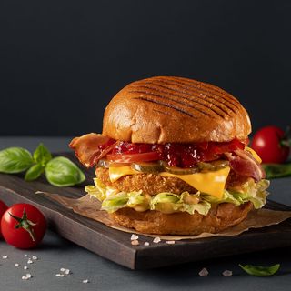 Бургер з курячою котлетою та перцем конфі