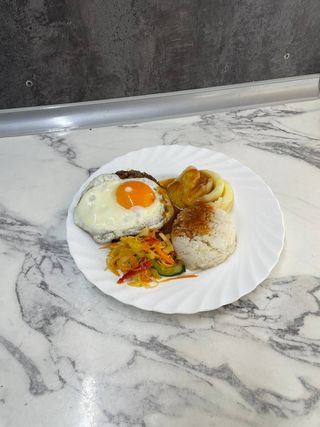 Бифштекс с яйцом и гарниром