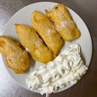 Banan w cieście z bita śmietana