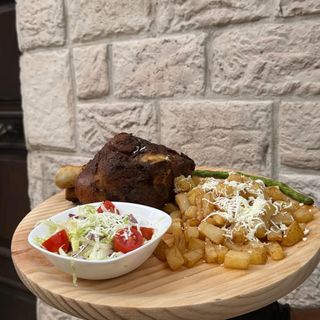 Codillo asado 1 kg. con patatas y ensalada