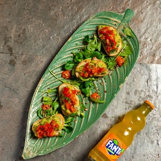 Bruschete cu avocado si rosii  300 gr