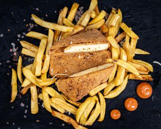 Cașcaval pane cu cartofi prăjiți și sos rossa