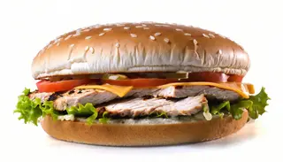 Panino con petto di pollo, emmental, lattuga, pomodoro