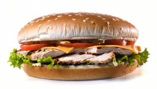 Panino con petto di pollo, emmental, lattuga, pomodoro