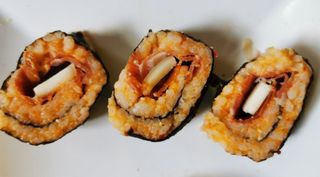 Sushi con salame, ricotta fresca e olive