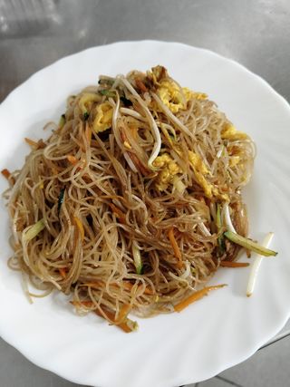 Spaghetti di riso con verdure