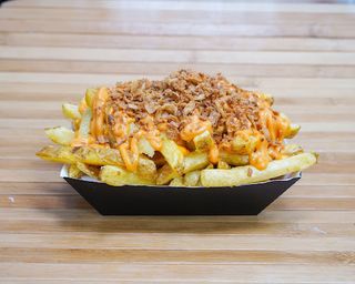 Patatas con Salsa Cheddar y Cebolla Frita