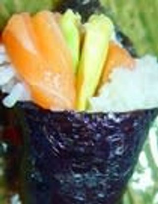 130. Temaki Salmón con Aguacate