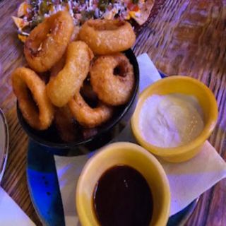 aros de cebolla esponjosos con rebozado rehogado a la cerveza