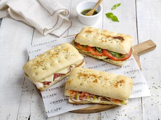 Sándwich Planchado 4 quesos + chips