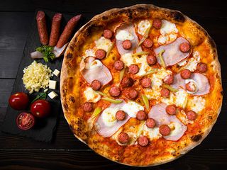 Որսորդական երշիկով և խոզապուխտով պիցցա