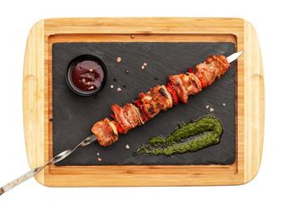 Свински шиш със зеленчуци, гарнитура и сос Песто (250г)