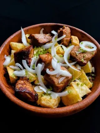 ოჯახური ღორის ხორცით