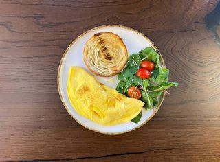 Омлет з салатом(220г)