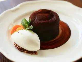 Шоколадний фондан Жозефіна  з морозивом Пломбір (110g)