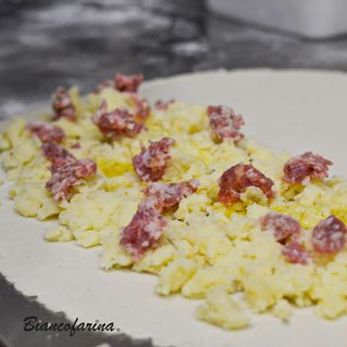 Crescione patate, salsiccia e olio tartufato