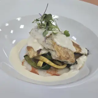 Lomo de lubina con gazpacho malagueño y gambón