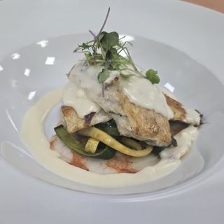 Lomo de lubina con gazpacho malagueño y gambón