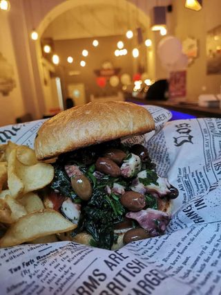 Kraken -servito con patate dippers