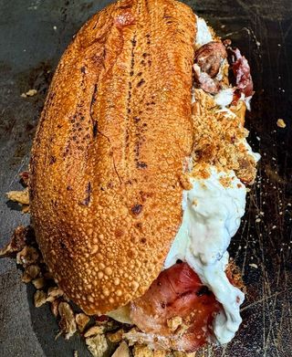 Panino con salsiccia, melanzane arrostite e prosciutto crudo