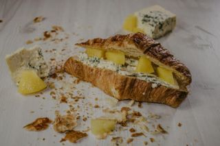 Croissant de roquefort con piña