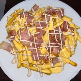 Patatas Fritas con Bacon y Cheddar. 