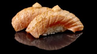 HOT SAKE  NIGIRI (opalany łosoś + spicy mayo) (2 szt)