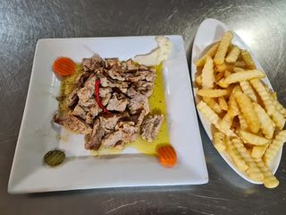 Febras Grelhadas com Molho Piri-Piri e Batata Frita