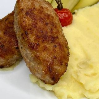 Kotlety z Wieprzowiny z Puree Ziemniaczanym i Surówką (350 g)