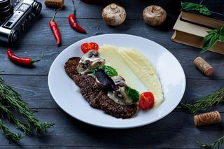 Медальоны на гриле с пюре в сливочно-грибном соусе