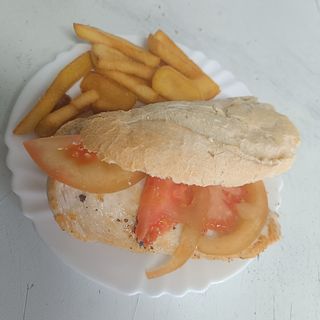 Montadito De Pollo Con Tomate