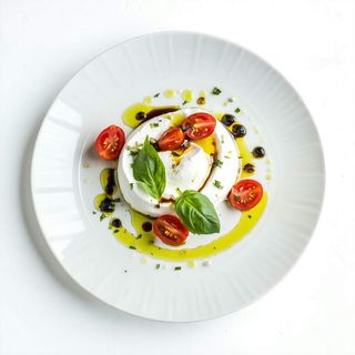 Tapa De Burrata Cremosa Con Pesto Y Cebolla Dulce