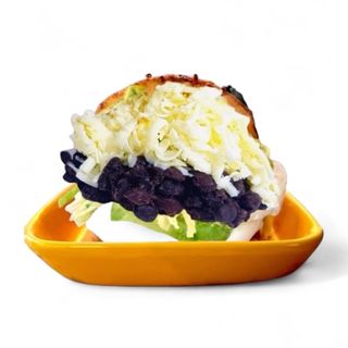 AREPA VEGETARIANA (plátano, frijoles y aguacate)