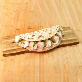 Piadina con prosciutto crudo di Parma, squacquerone e rucola