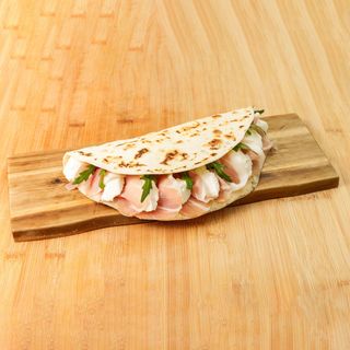 Piadina con prosciutto crudo di Parma, squacquerone e rucola