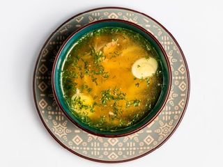 Курячий бульйон з домашньою локшиною та перепелиним яйцем (300г)