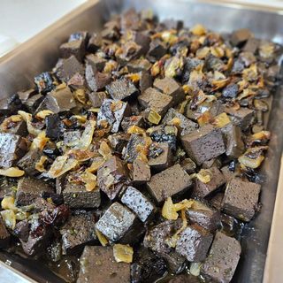 Ración De Sangre De Pollo Encebollada