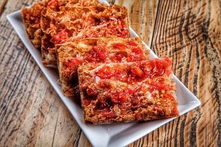 Pan De Coca Con Tomate