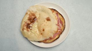 Zapečena lepinja sa pršutom