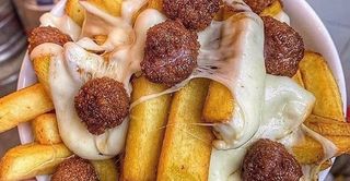 Patatine fritte provola e polpettine