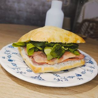 Sándwich de salmón ahumado y queso crema