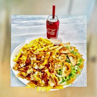 Doner no prato com arroze, salada batata, carne e bebida