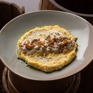 Банош гуцульський із грибною підливою та бринзою (160/90 г)