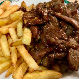 Ternera con patatas fritas