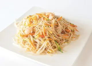 41. Spaghetti di riso con frutti di mare e verdure