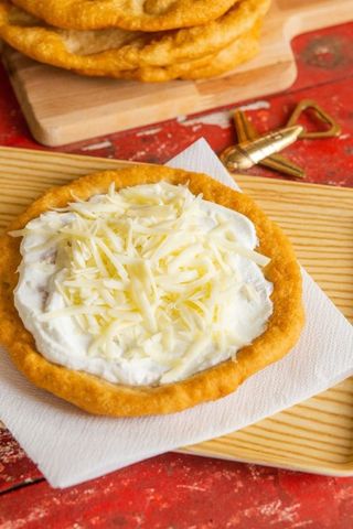 Langoș cu smântână și cascaval