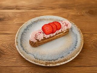 Полуничний еклер