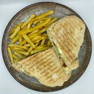 Topli sendvič sa pohovanom piletinom