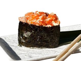 Гункан з Лососем (60g)